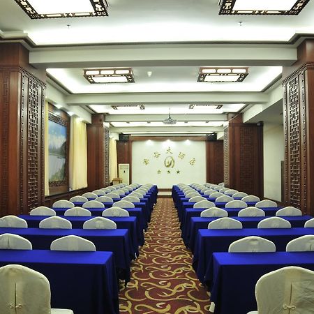 Urumqi Jingu Hotel Bagian luar foto